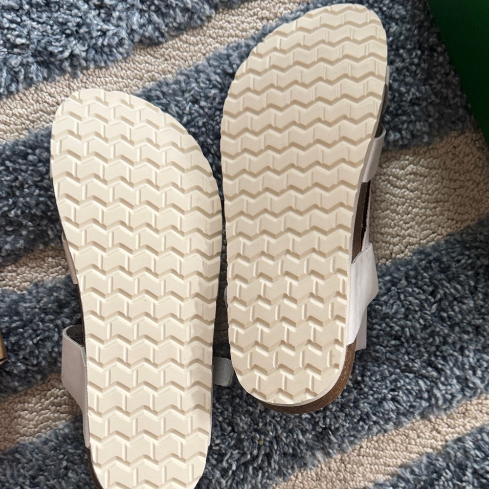 NIB.. Women’s White Mountain Footbeds in white - Picture 5 of 5